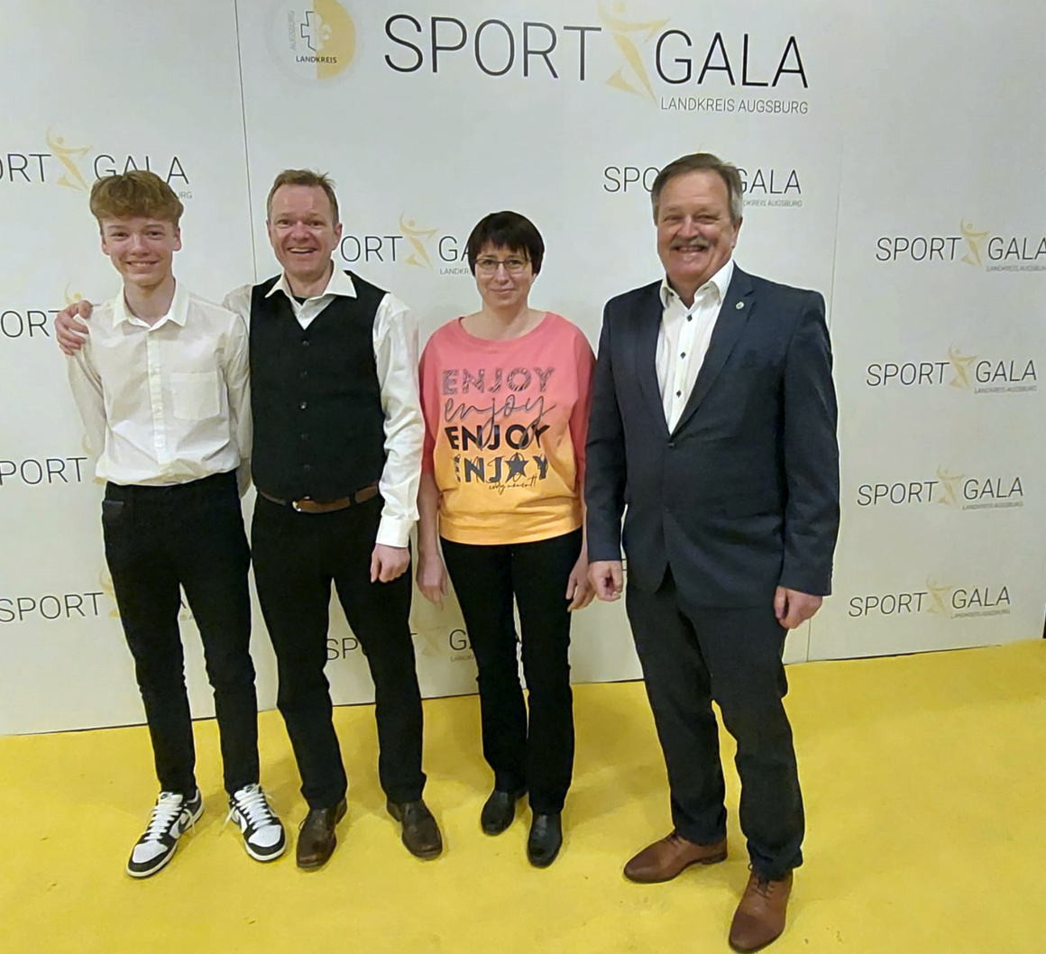 Sportler des Polizei Sportverein Augsburg e.V. bei der Sportgala im Parktheater im Kurhaus (v. l. n. r.: Tobias L., Andi K., Simone V., Hans W.)