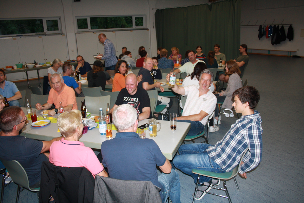 Gemütliches Beisammensein - Auch um 1:30 Uhr sind noch viele Karatekas beim Plaudern