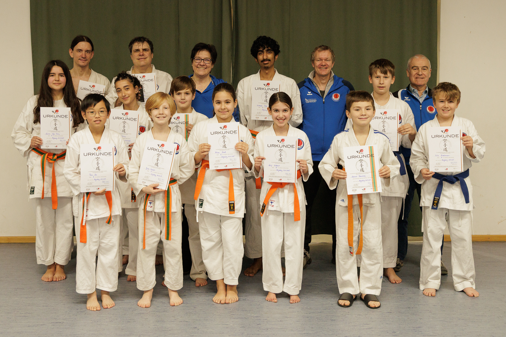 Strahlende größere und große Karatekas nach bestandener Prüfung (Bild: Herbert I.)